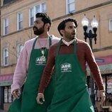 Asif Ali y Saagar Shaikh en el 1x01 de 'Deli Boys'