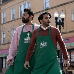 Asif Ali y Saagar Shaikh en el 1x01 de 'Deli Boys'