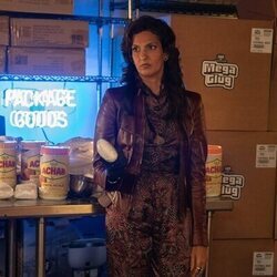 Poorna Jagannathan en el 1x01 de 'Deli Boys'