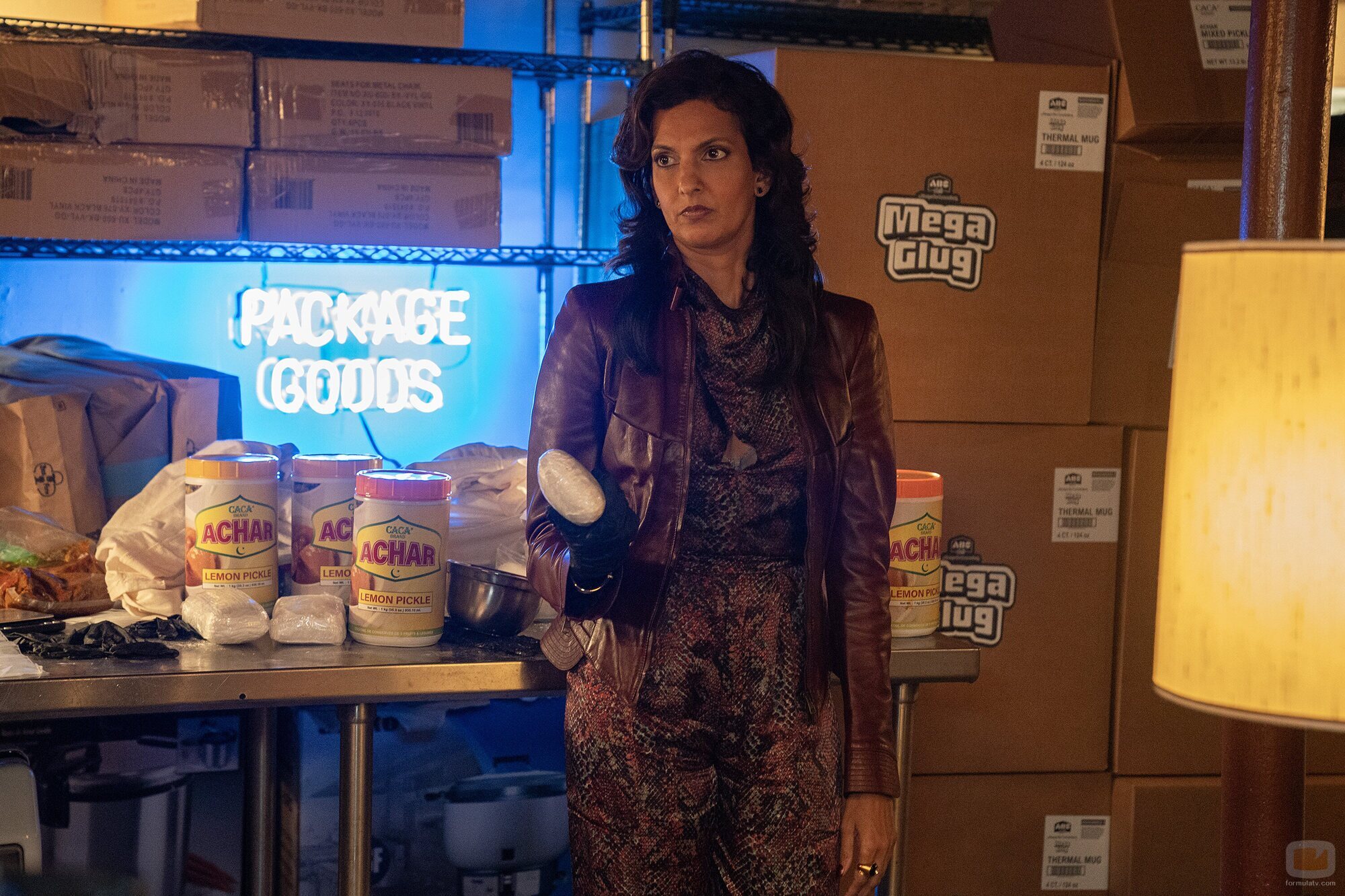 Poorna Jagannathan en el 1x01 de 'Deli Boys'