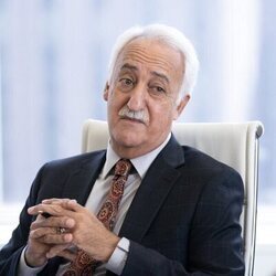 Brian George en 'Piloto' de 'Deli Boys'