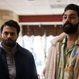Asif Ali y Saagar Shaikh en el 1x03 de 'Deli Boys'