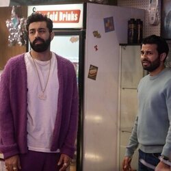 Still de Asif Ali y Saagar Shaikh en 'Chicos con suerte' de 'Deli Boys'