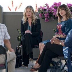Linda Cardellini y Christina Applegate en el 1x03 de 'Dead to Me'
