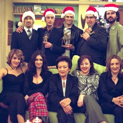 El reparto de '7 vidas' celebrando la Navidad en el capítulo 100