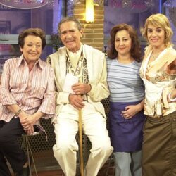 Antonio Gala junto al elenco de 'Siete vidas'