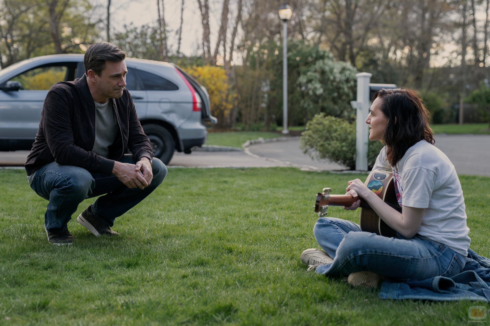 Jon Hamm y Lena Hall en 1x01 titulado 'Esto es lo que pasa' de 'Vicios ocultos'