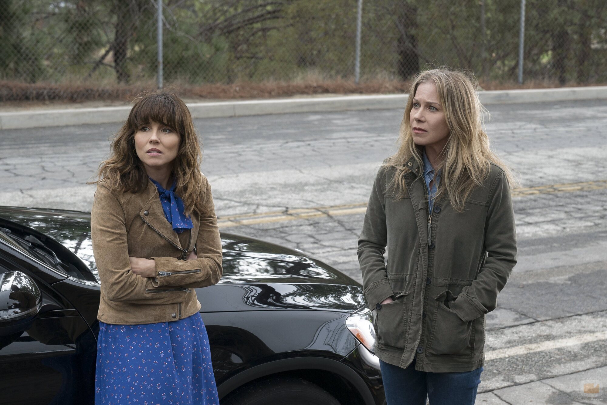 Linda Cardellini y Christina Applegate en el 1x06 de 'Dead to Me'