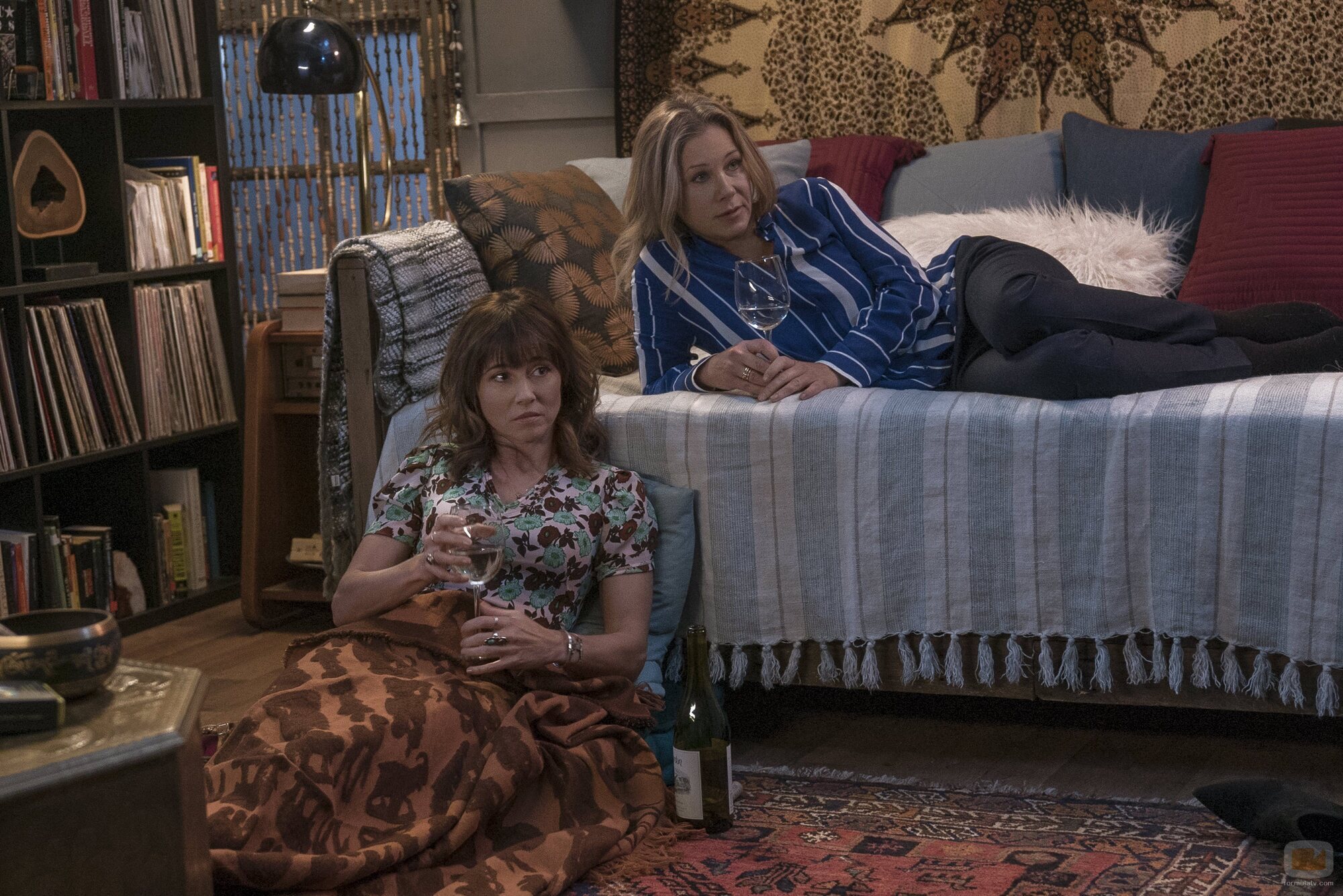 Linda Cardellini y Christina Applegate en la temporada 1 y el capítulo 06 de 'Dead to Me'