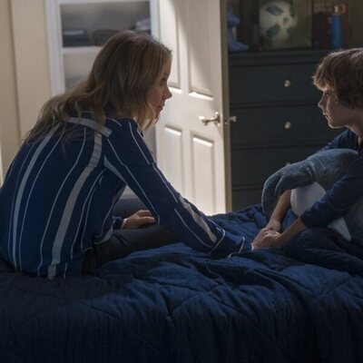 Christina Applegate y Luke Roessler en el 1x06 de 'Muertos para mí'