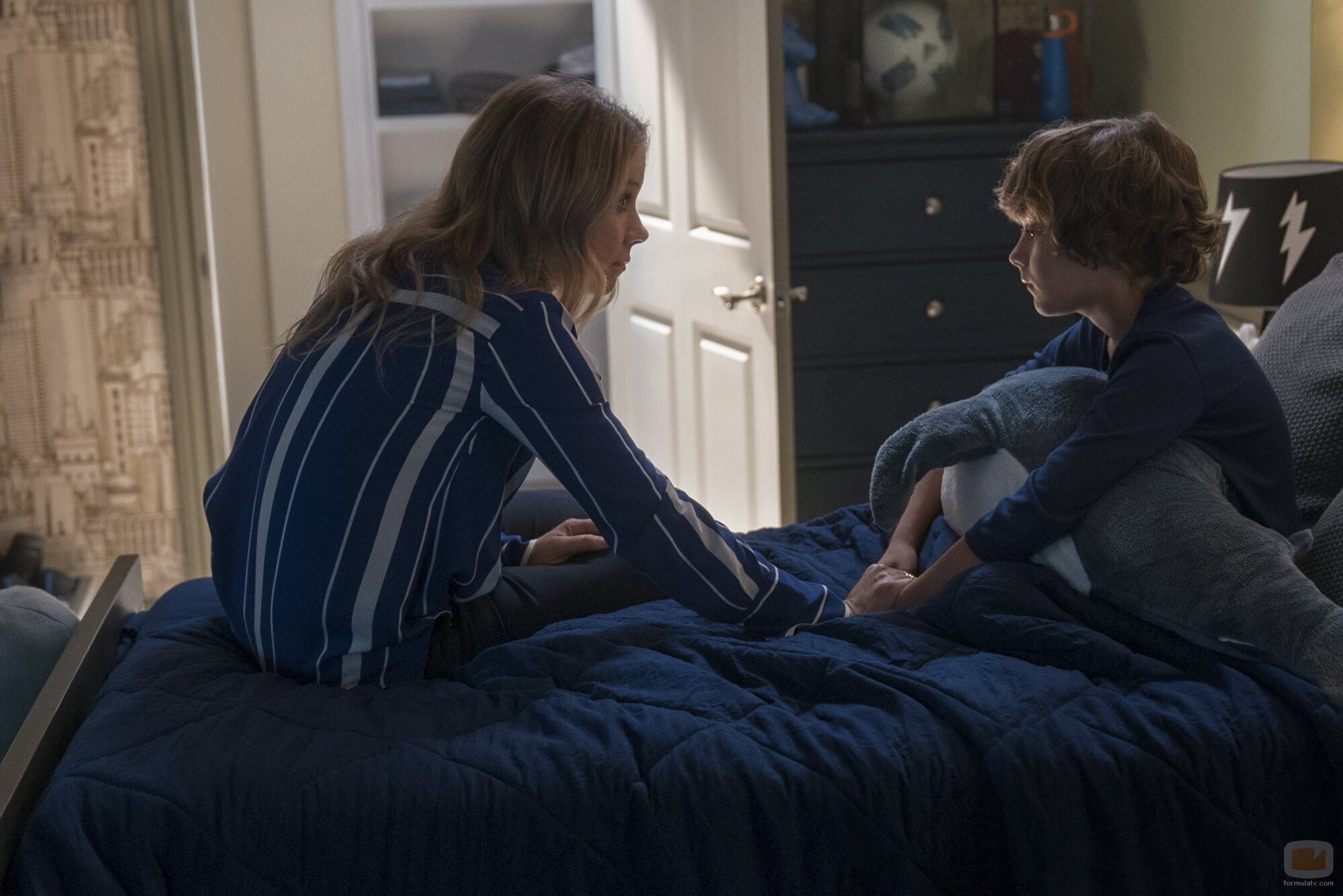 Christina Applegate y Luke Roessler en el 1x06 de 'Muertos para mí'