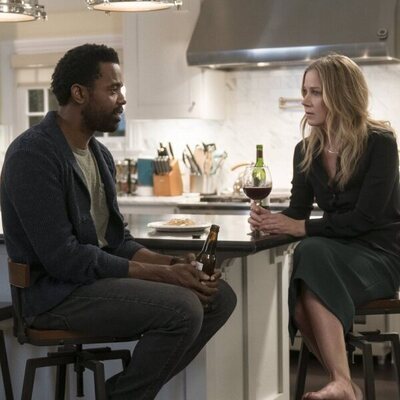 Christina Applegate y Brandon Scott en Capítulo 7 titulado 'Puedo soportarlo' de 'Dead to Me'