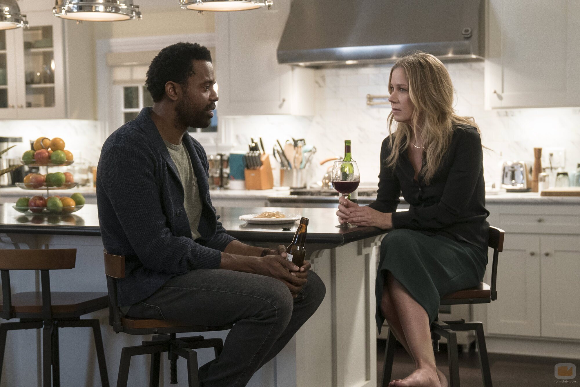 Christina Applegate y Brandon Scott en Capítulo 7 titulado 'Puedo soportarlo' de 'Dead to Me'