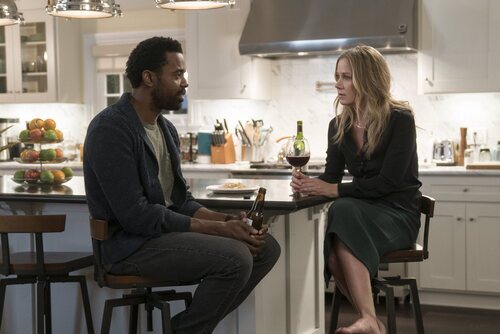 Christina Applegate y Brandon Scott en Capítulo 7 titulado 'Puedo soportarlo' de 'Dead to Me'