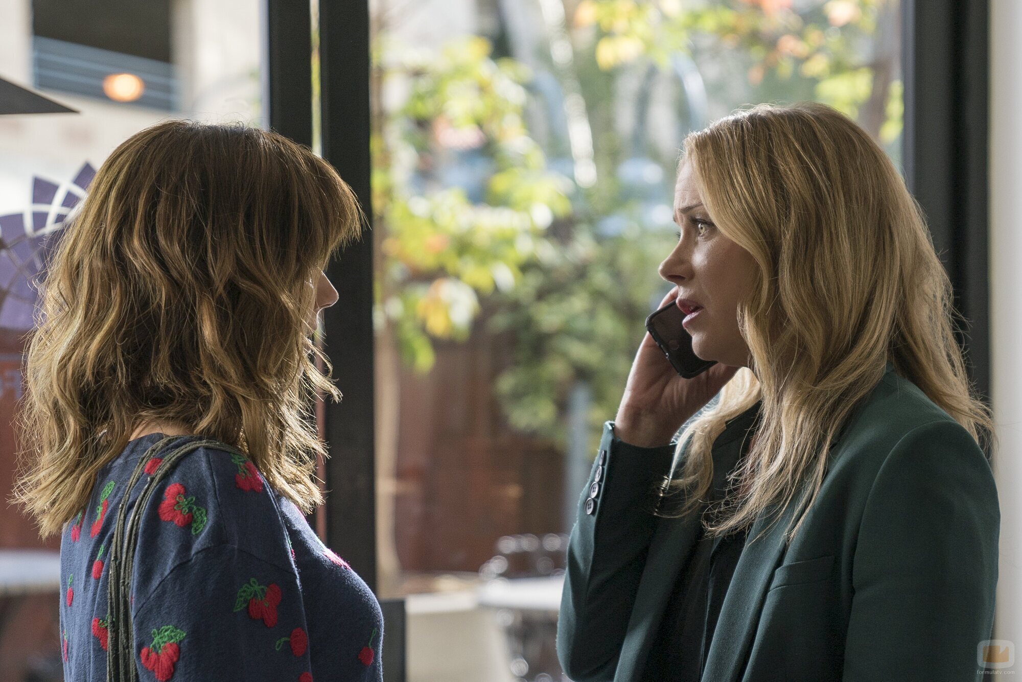Linda Cardellini y Christina Applegate en el 1x08 de 'Muertos para mí'