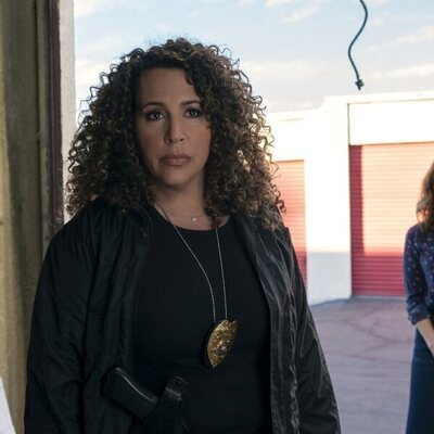 Linda Cardellini y Diana-Maria Riva en el 1x09 de 'Dead to Me'