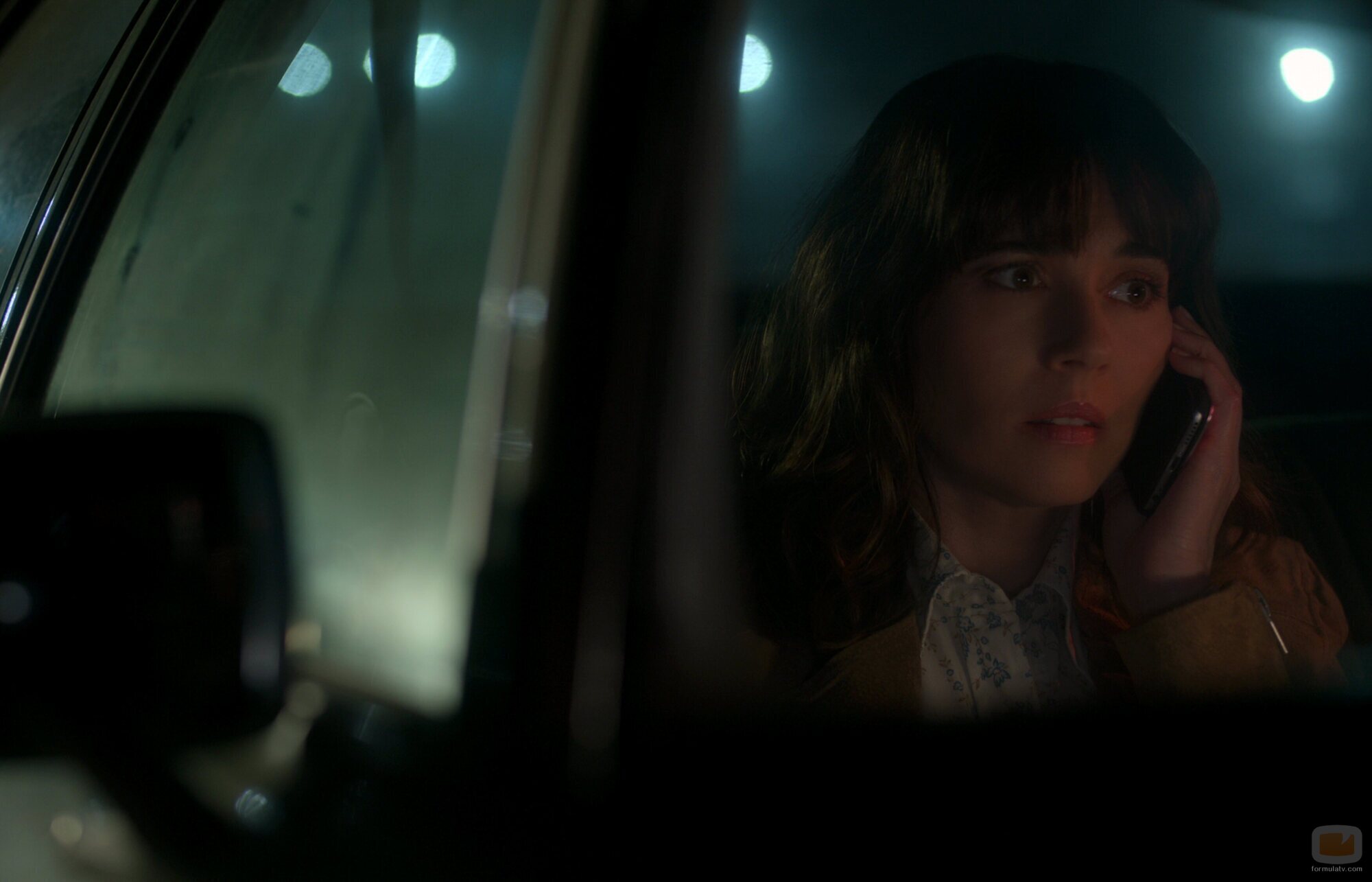 Linda Cardellini en 2x01 'Sabes lo que hiciste' de 'Dead to Me'