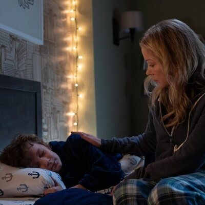 Christina Applegate y Luke Roessler en 2x01 'Sabes lo que hiciste' de 'Dead to Me'