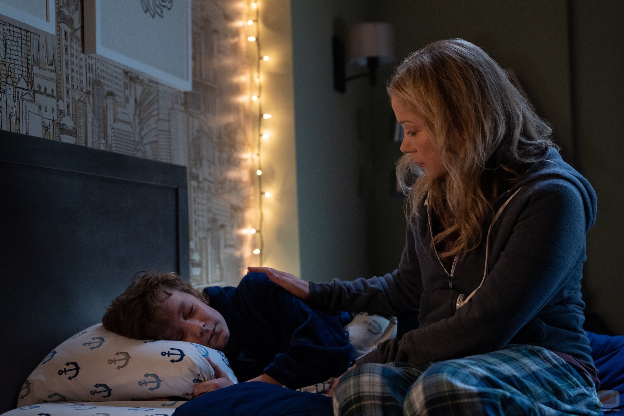 Christina Applegate y Luke Roessler en 2x01 'Sabes lo que hiciste' de 'Dead to Me'