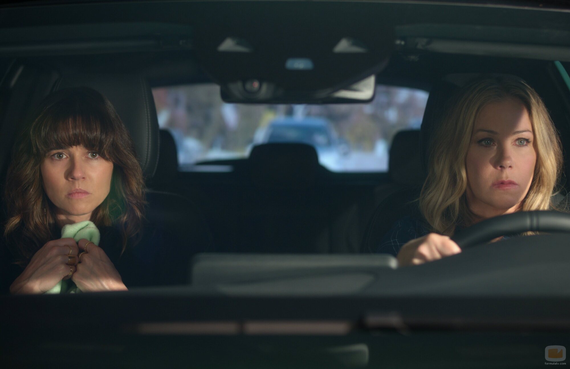 Linda Cardellini y Christina Applegate en 2x01 'Sabes lo que hiciste' de 'Dead to Me'