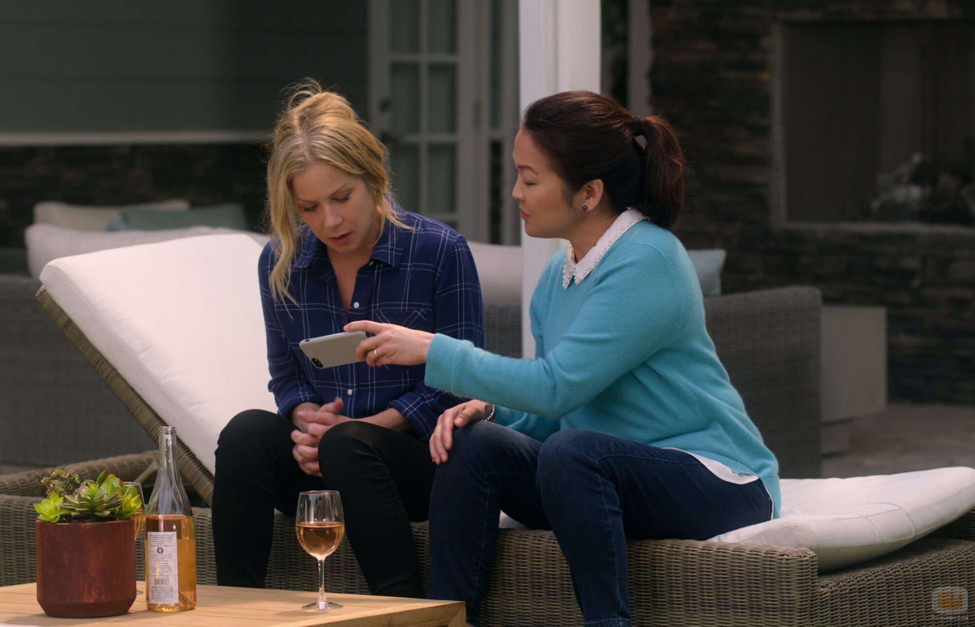 Christina Applegate y Suzy Nakamura en el 'Sabes lo que hiciste' de 'Muertos para mí'