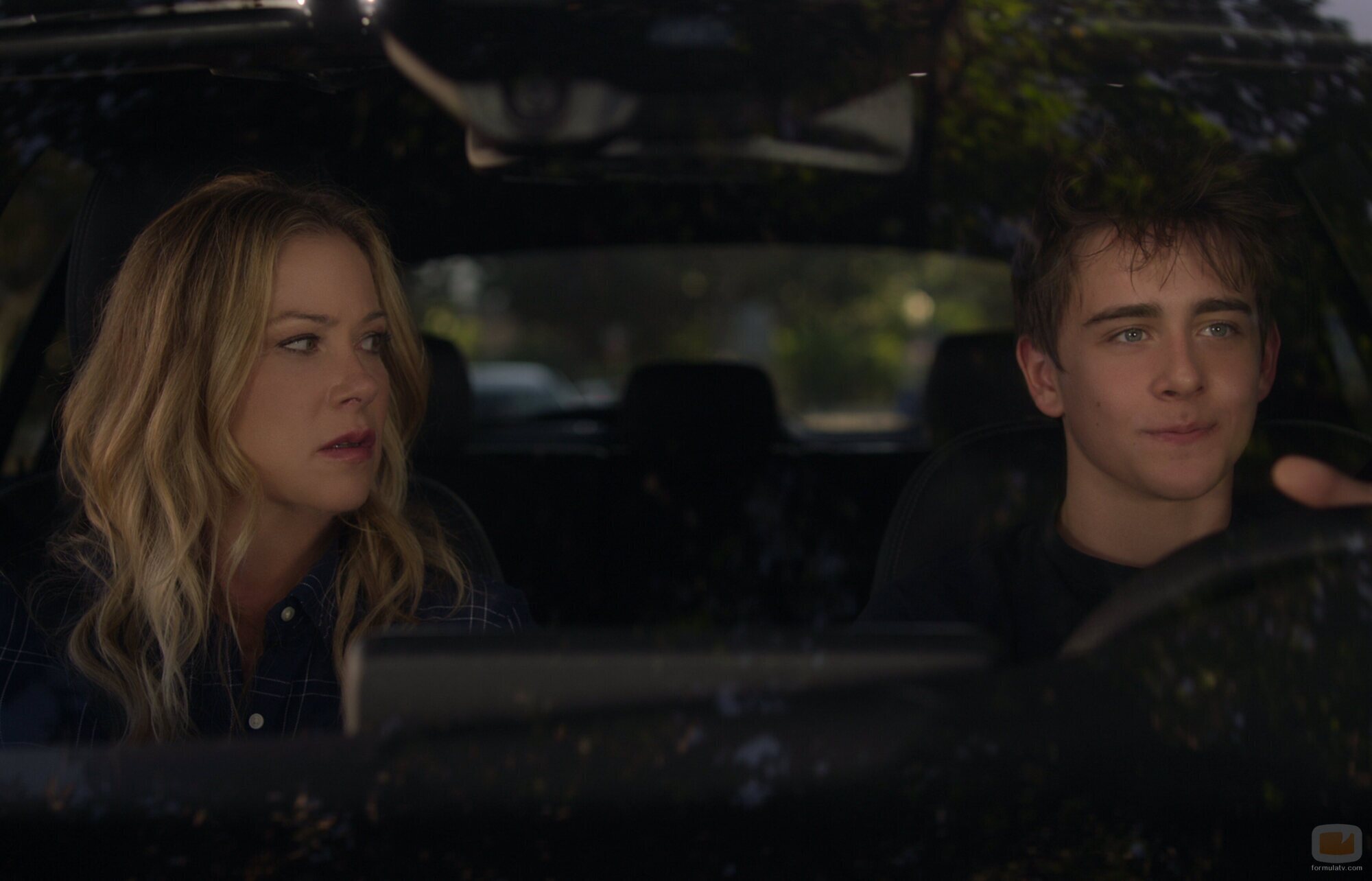 Christina Applegate y Sam McCarthy en el 2x01 de 'Muertos para mí'