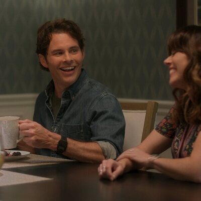 Linda Cardellini y James Marsden en 2x02 titulado '¿Dónde has estado?' de 'Dead to Me'