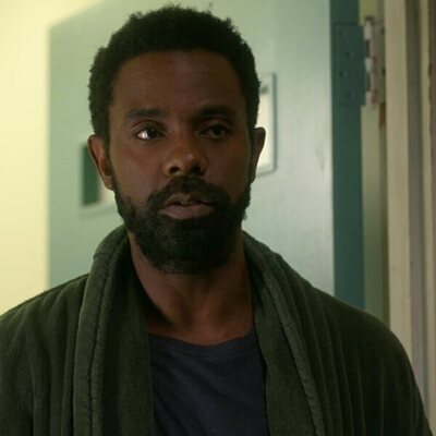 Brandon Scott en el 2x02 de 'Muertos para mí'