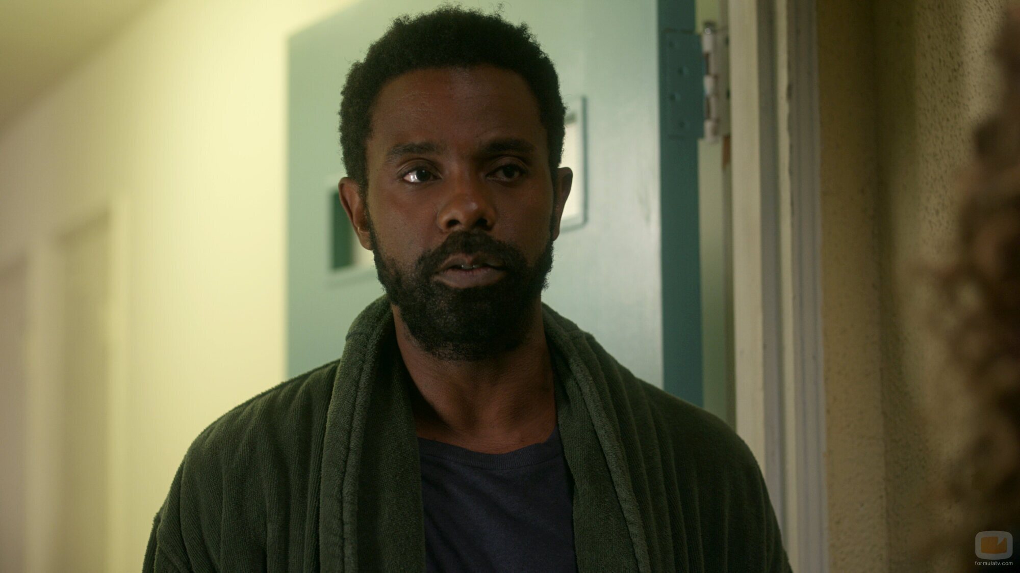 Brandon Scott en el 2x02 de 'Muertos para mí'