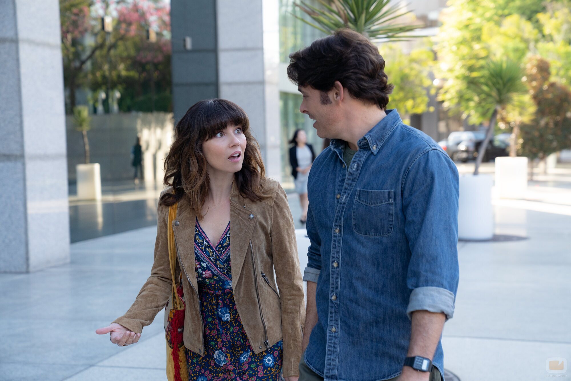 Linda Cardellini y James Marsden en Capítulo 2 titulado '¿Dónde has estado?' de 'Dead to Me'