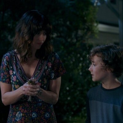 Linda Cardellini y Luke Roessler en el 2x02 de 'Muertos para mí'