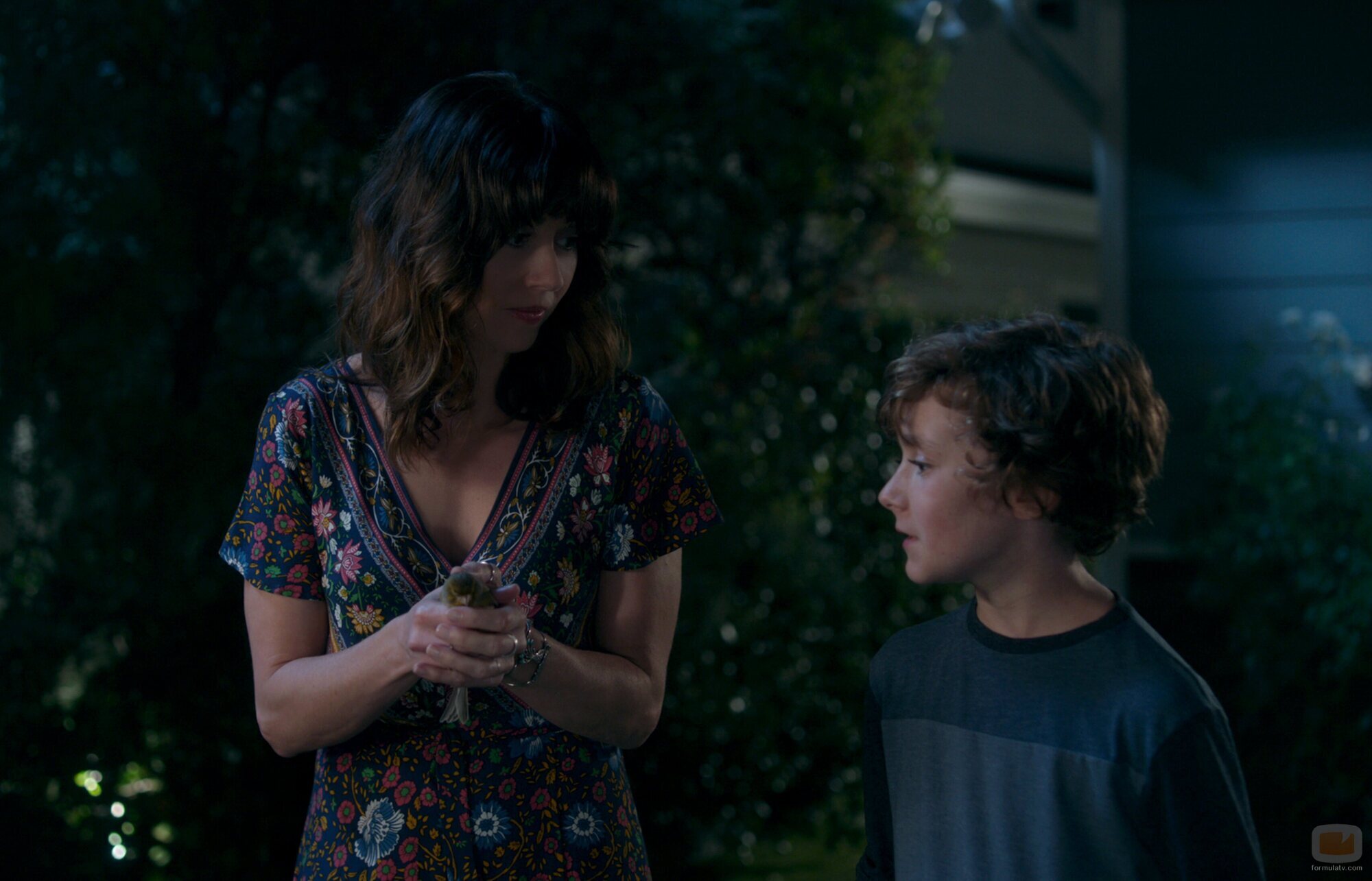 Linda Cardellini y Luke Roessler en el 2x02 de 'Muertos para mí'