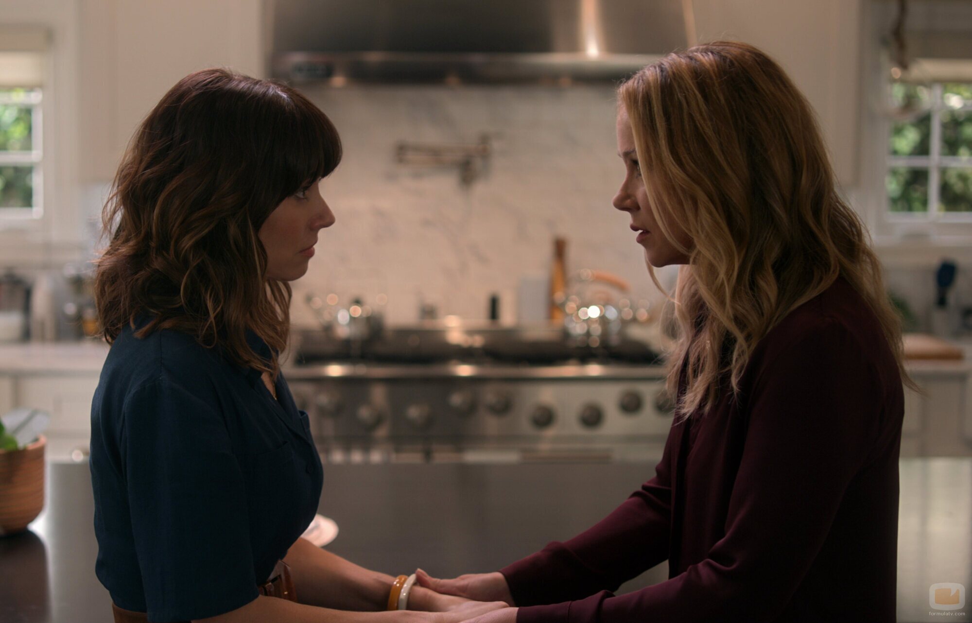 Linda Cardellini y Christina Applegate en 'No puedes vivir así' de 'Dead to Me'