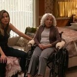 Natalie Morales en 'No puedes vivir así' de 'Dead to Me'