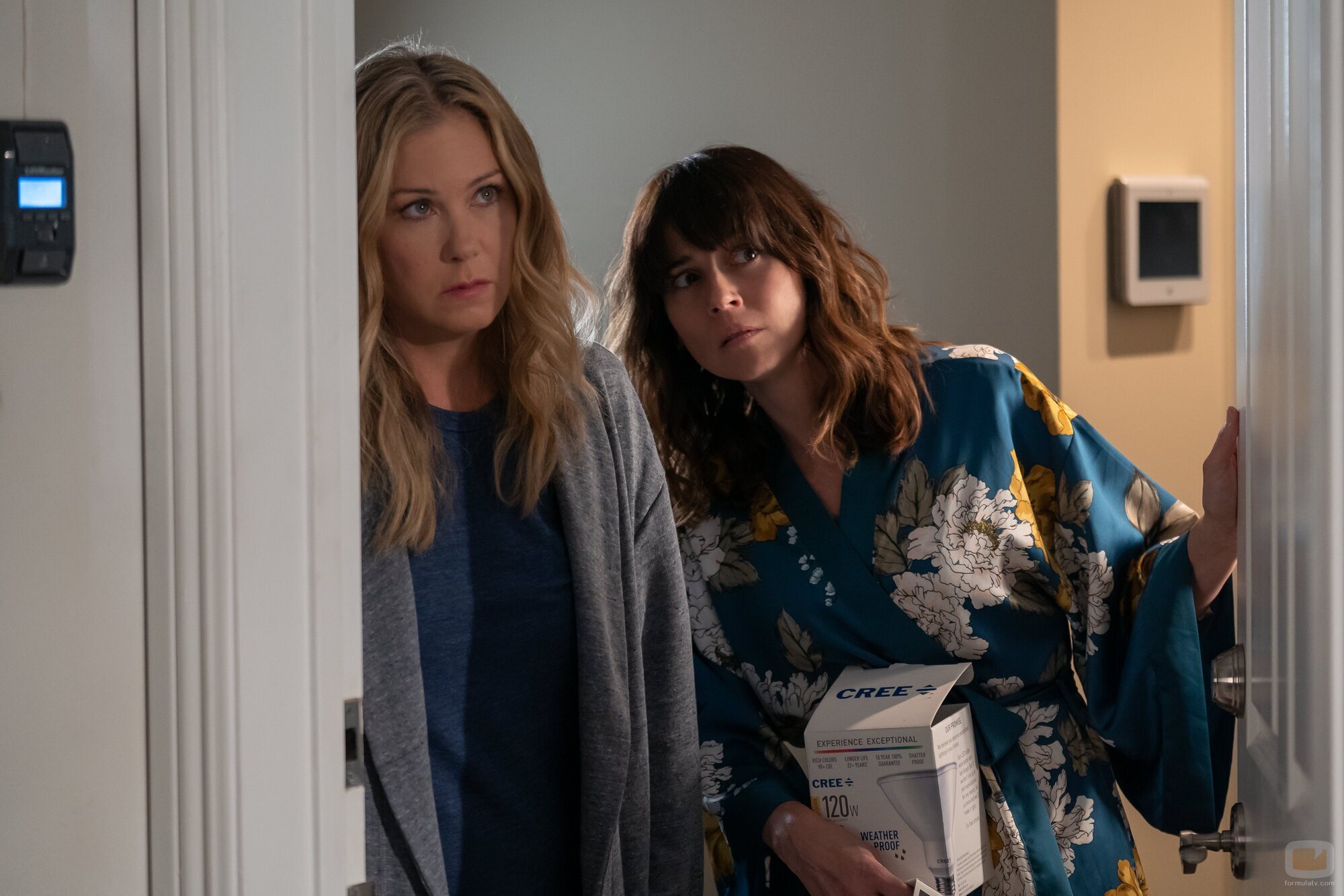 Linda Cardellini y Christina Applegate en la temporada 2 y el capítulo 03 de 'Dead to Me'