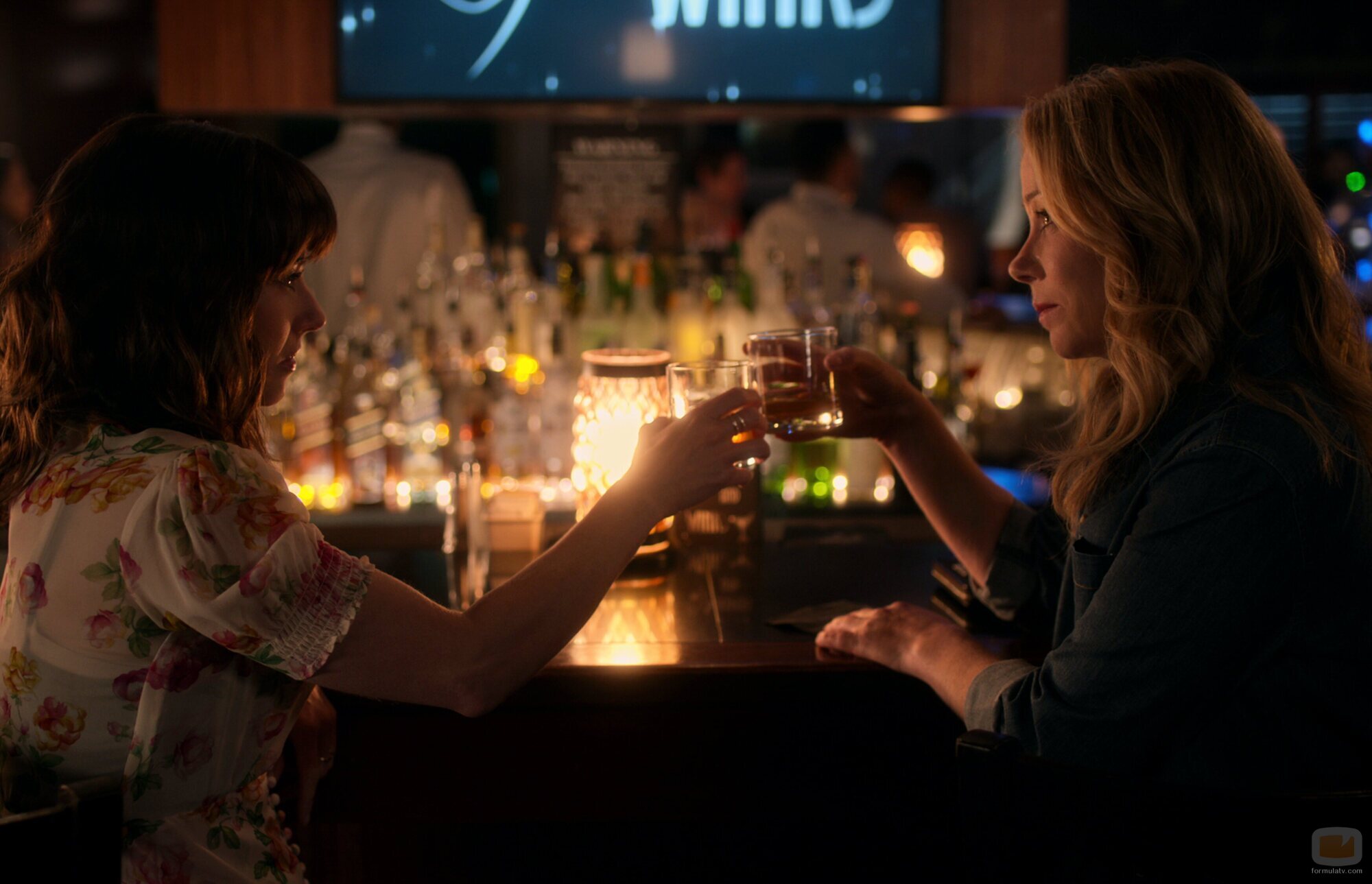 Linda Cardellini y Christina Applegate en el 2x04 de 'Muertos para mí'