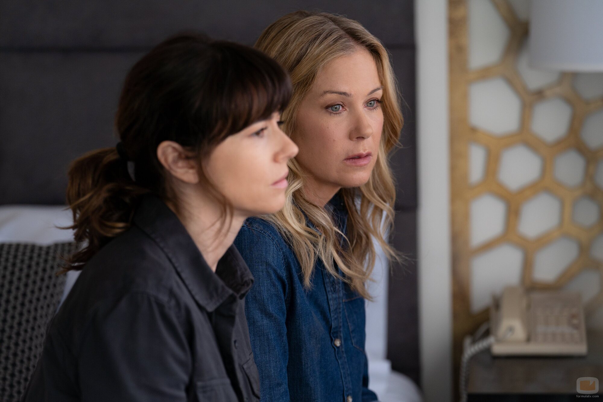 Foto de Linda Cardellini y Christina Applegate en el 2x04 de 'Muertos para mí'