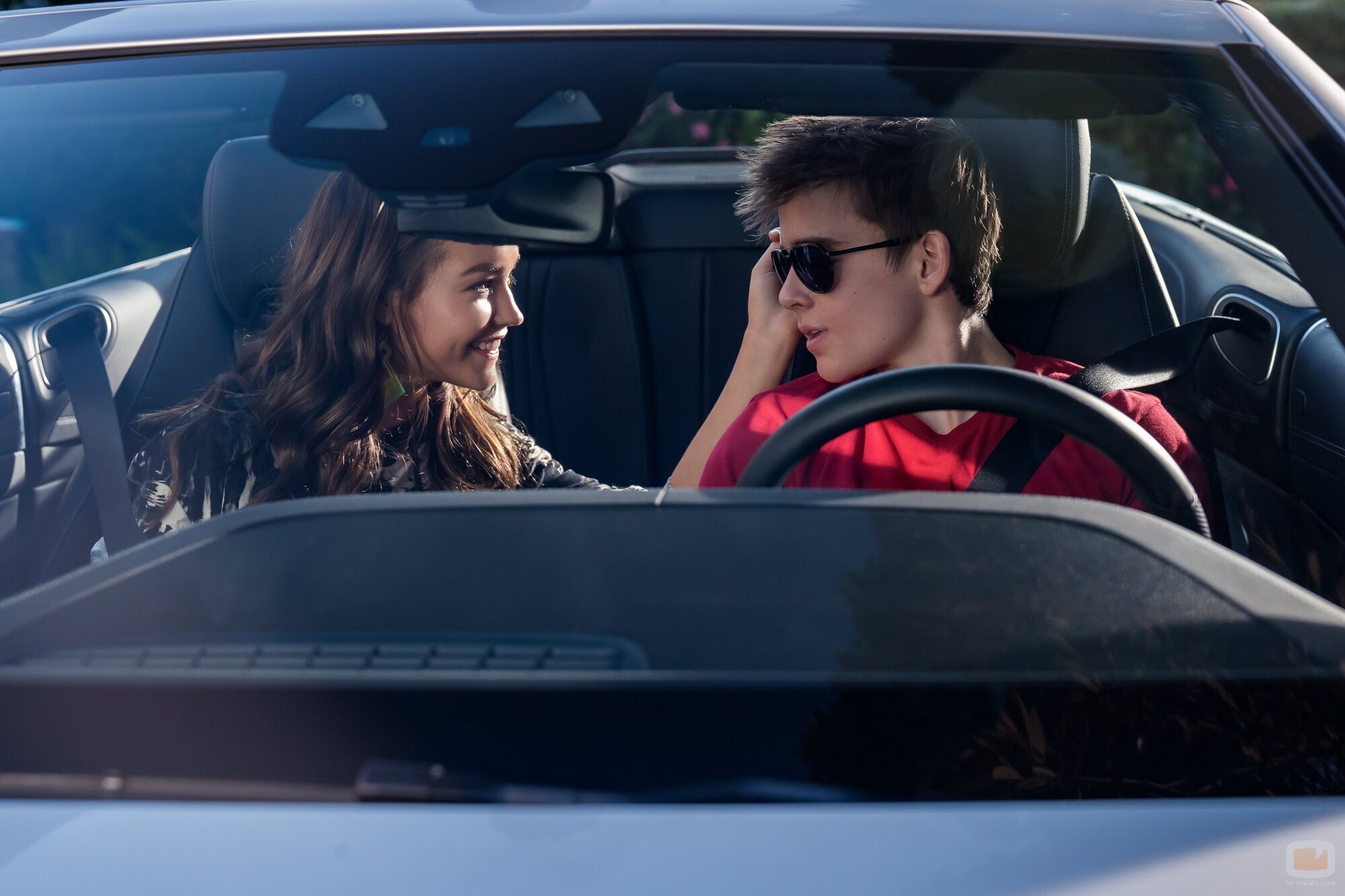 Foto de Sam McCarthy en el 2x05 de 'Dead to Me'
