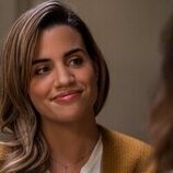 Natalie Morales en 'El precio a pagar' de 'Dead to Me'