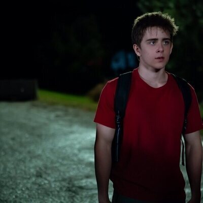 Sam McCarthy en 'El precio a pagar' de 'Dead to Me'