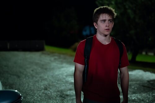 Sam McCarthy en 'El precio a pagar' de 'Dead to Me'