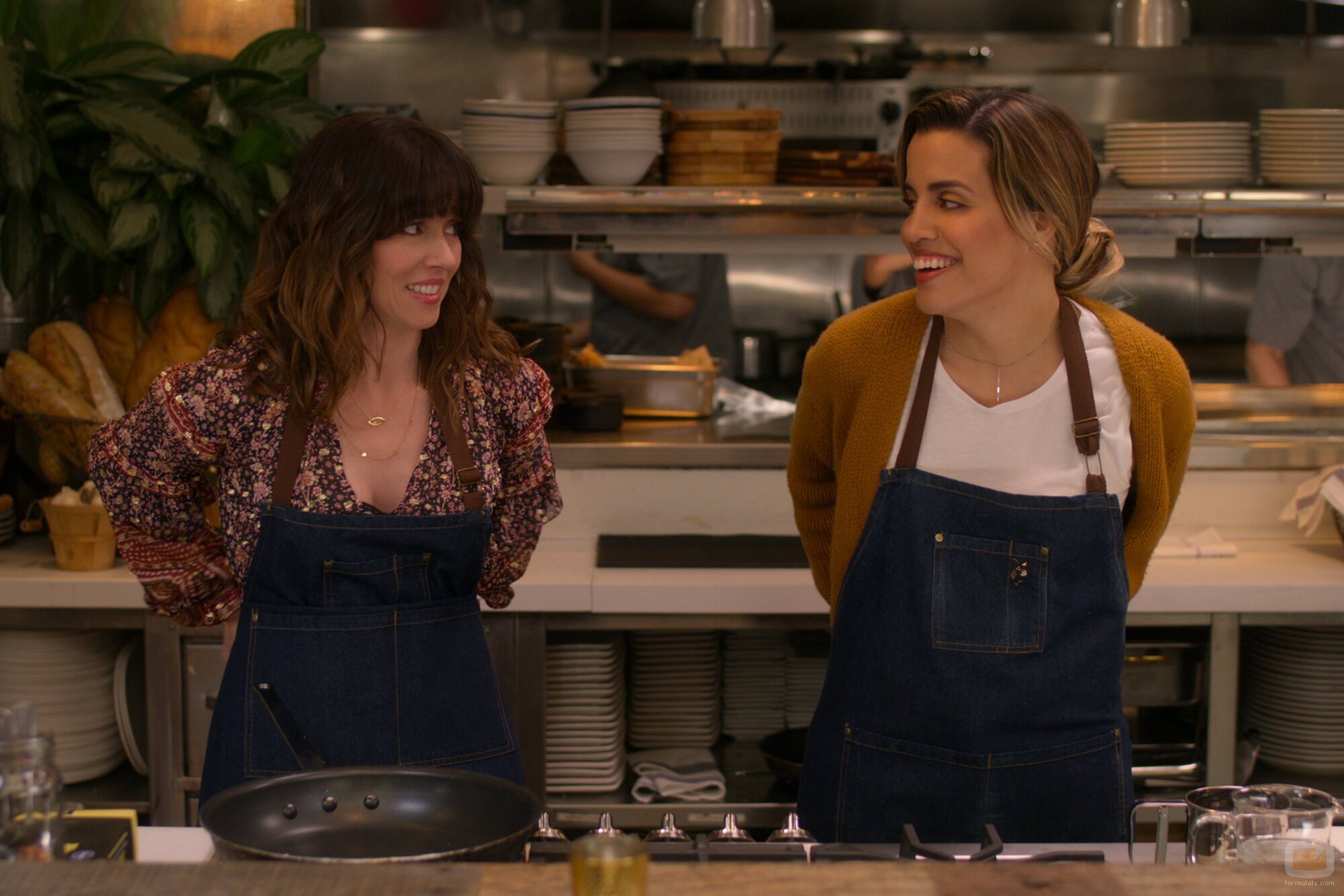 Linda Cardellini y Natalie Morales en el 'El precio a pagar' de 'Muertos para mí'