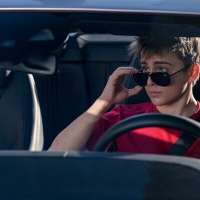 Sam McCarthy en 2x05 titulado 'El precio a pagar' de 'Dead to Me'