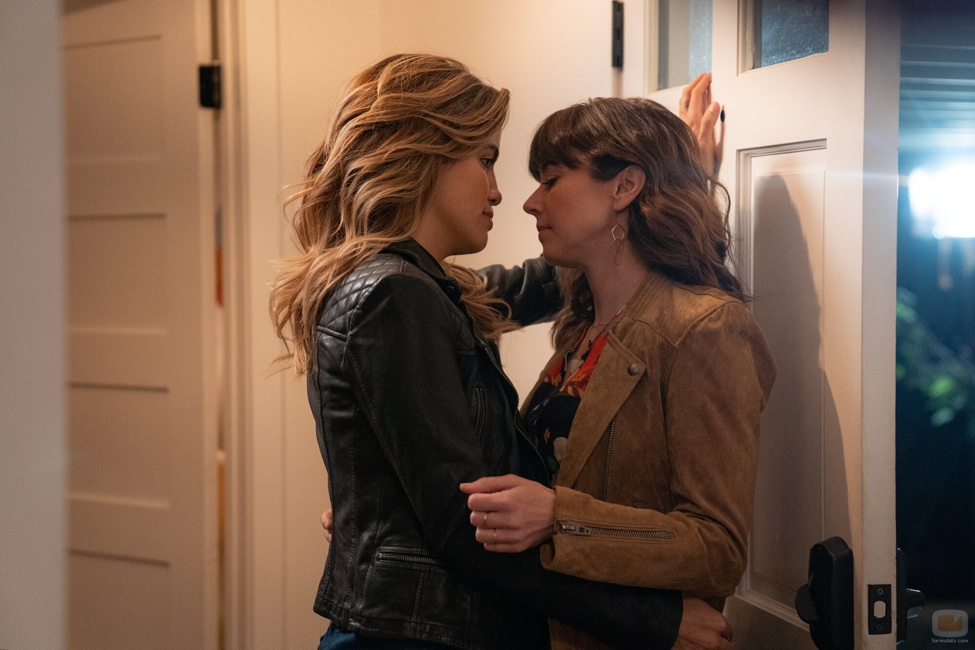 Linda Cardellini y Natalie Morales en el 2x06 de 'Dead to Me'