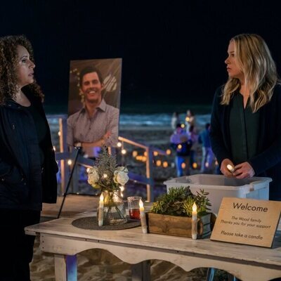 Christina Applegate y Diana-Maria Riva en 'Si tú supieras' de 'Dead to Me'