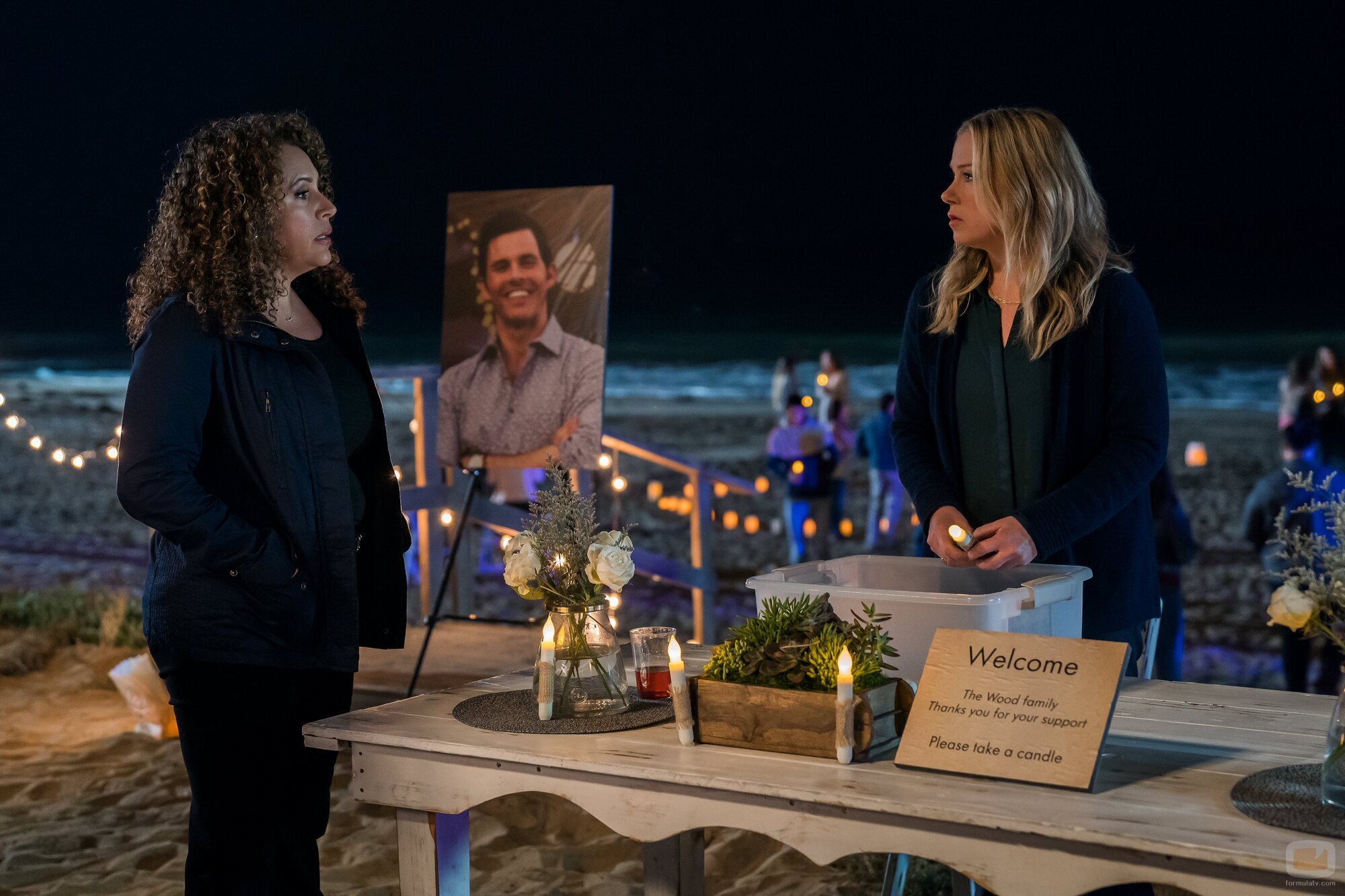 Christina Applegate y Diana-Maria Riva en 'Si tú supieras' de 'Dead to Me'