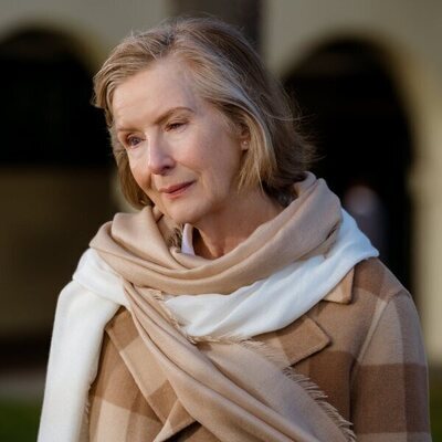 Frances Conroy en 2x07 'Si tú supieras' de 'Dead to Me'