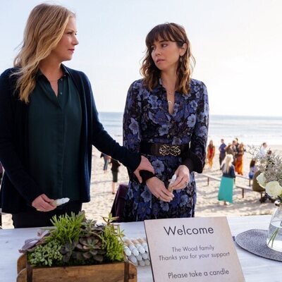 Linda Cardellini y Christina Applegate en el 2x07 de 'Dead to Me'