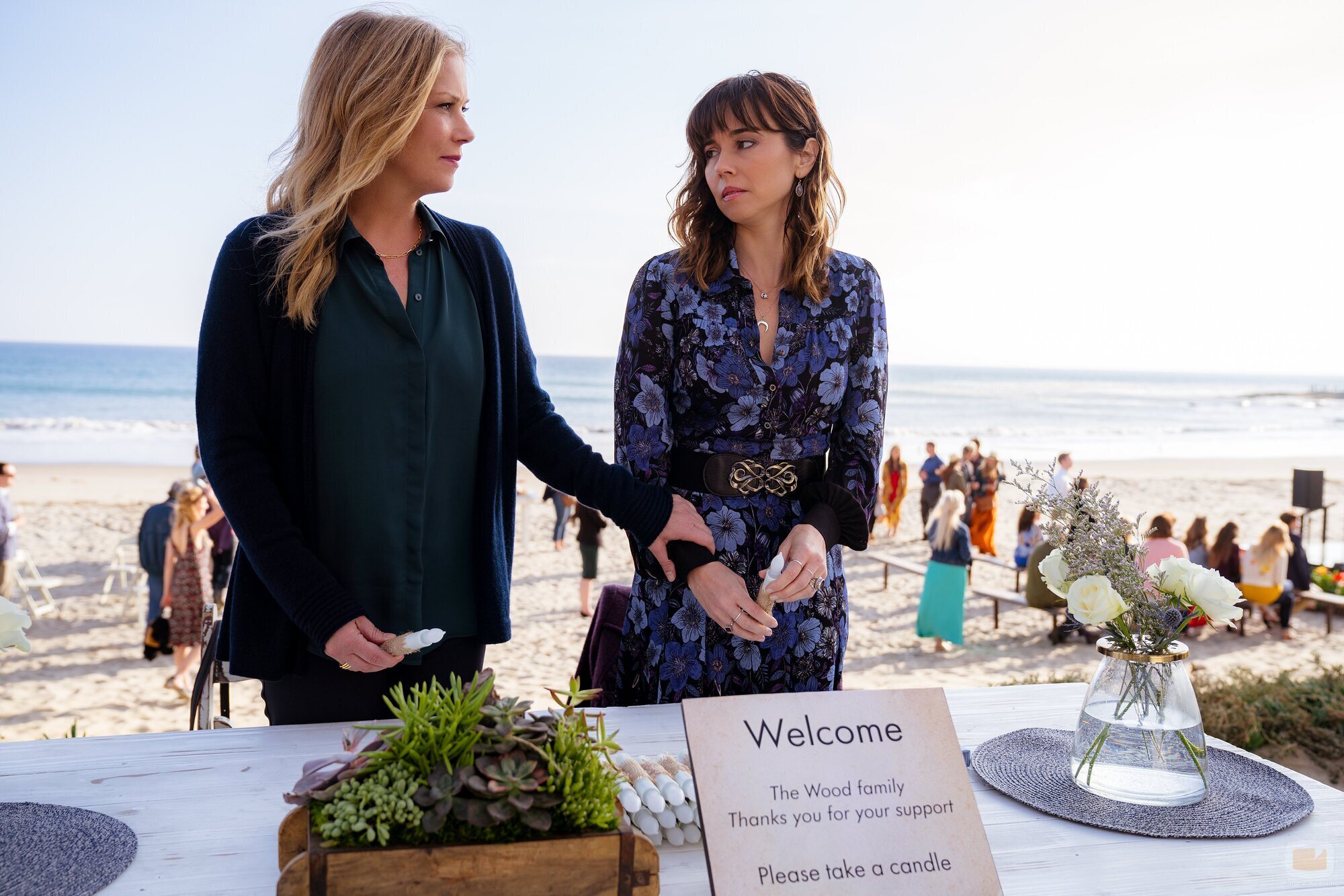 Linda Cardellini y Christina Applegate en el 2x07 de 'Dead to Me'