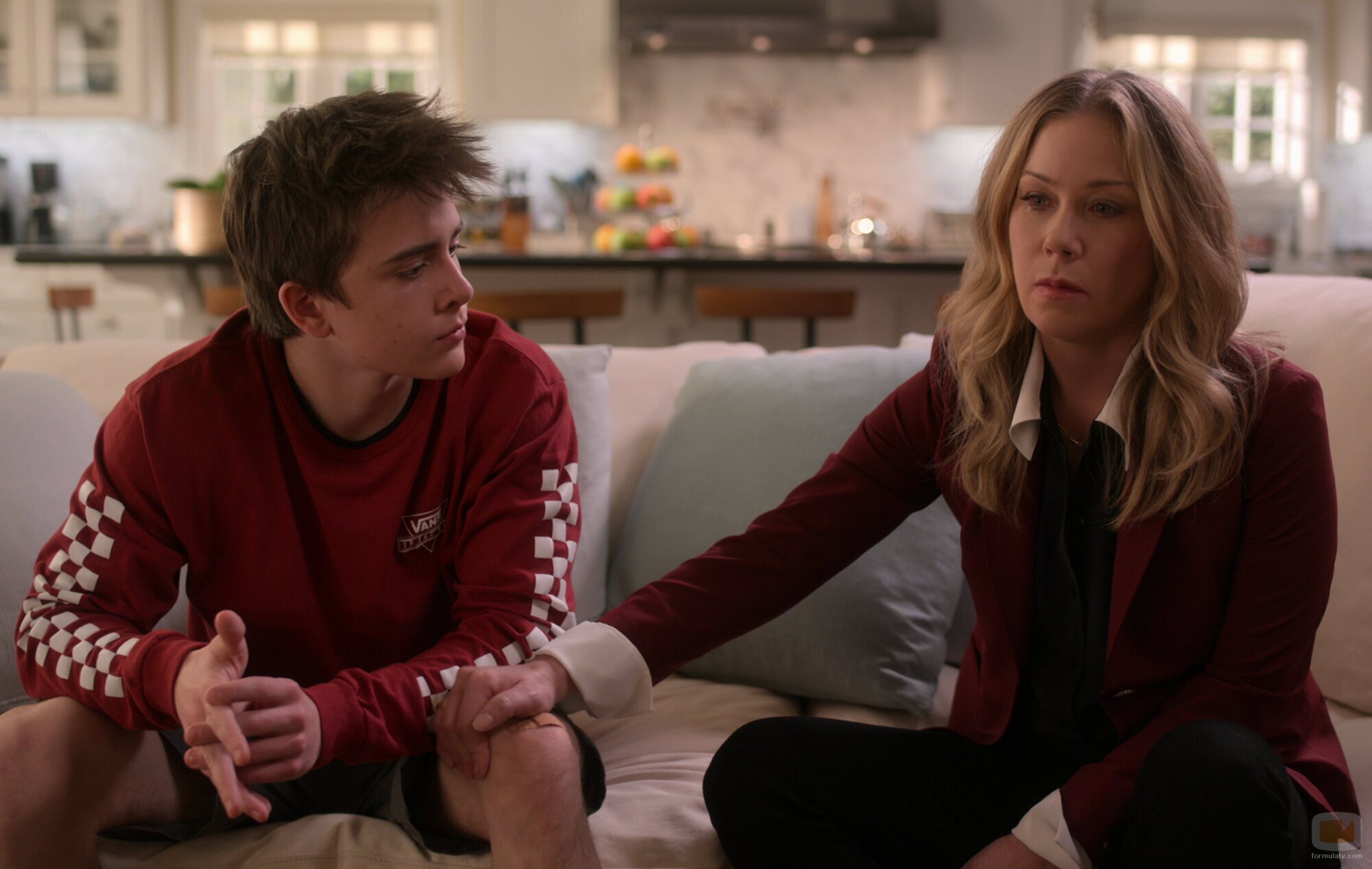 Christina Applegate y Sam McCarthy en 2x08 'Tenías que ser tú' de 'Dead to Me'